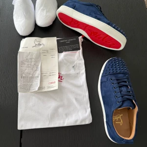 Christian Louboutin Skor  - Saljer ett par feta Louboutin skor i storlek 41. Väldigt eftertraktade skor. 🌟 Allt originellt följer med (dustbag,kvitto, låda, etc.)  Tveka inte kontakta vid  funderingar och intresse. ✅ Fraktar inom 24 timmar!📦