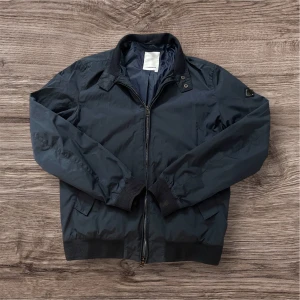 J Lindeberg Overshirt - Riktigt fet J Lindeberg overshirt som är perfekt för den kommande hösten, pris kan diskuteras🤝