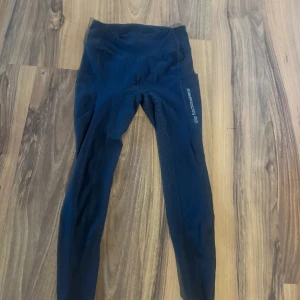 Svarta ridleggings från Uhip - Svarta ridleggings från Uhip med hög midja och silikonprint på insidan av benen för extra grepp. Tillverkade i stretchigt syntetmaterial som ger en tight och bekväm passform. Nästan helt nya och väldigt sparsamt använda. Inga skador !