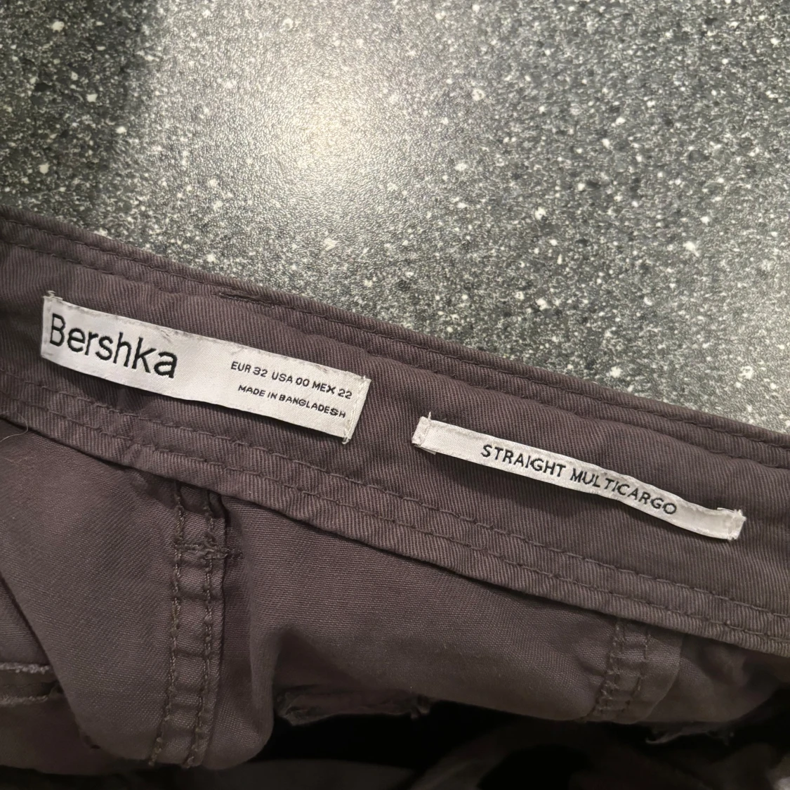 Mörkgråa cargobyxor - 3