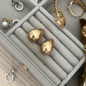 Droppformade guldörhängen -  örhängen i droppformad design ❤️