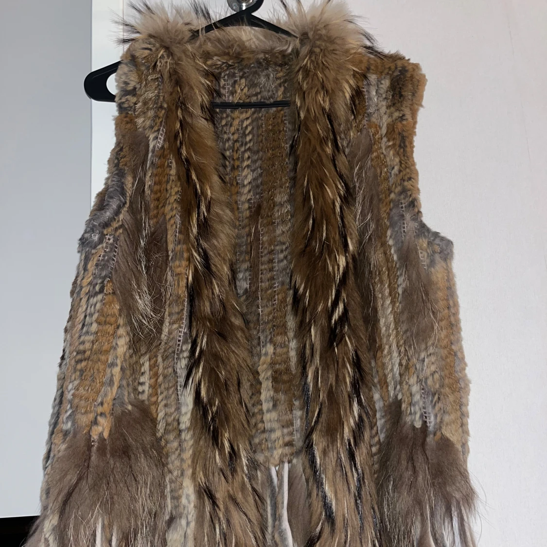 Brun pälsväst med fluffiga detaljer