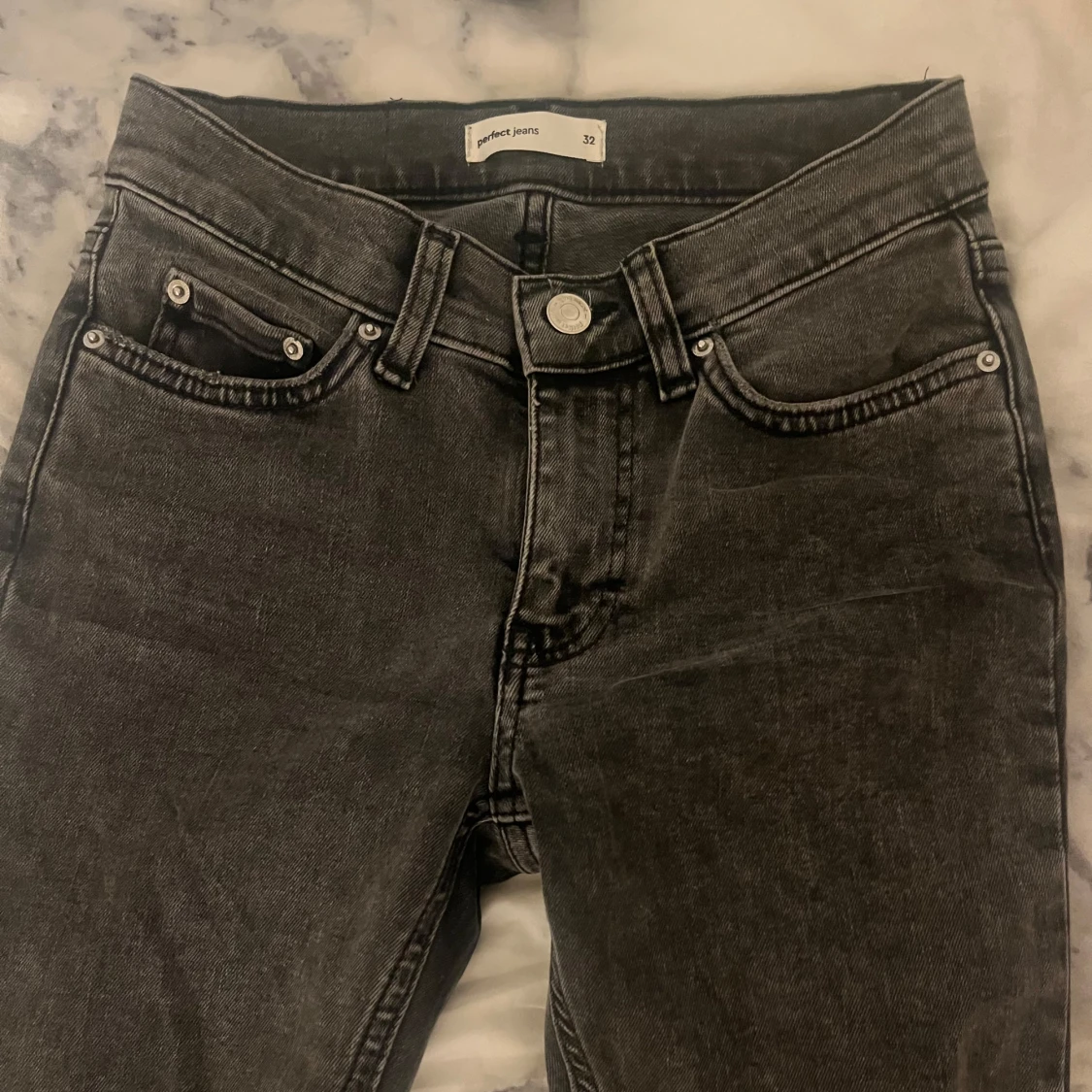 Svarta low waist jeans ifrån Gina tricot