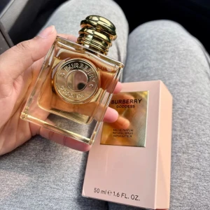 Burberry Goddess  - -Burberry Goddness parfym - 50ml, knappast använd, perfekt till dig som gillar en doft av caramel och lyx. 🌸kom gärna med bud!