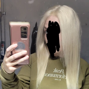 Peruk av äkta hår  - Använd en gång, i mycket gott skick. Går att styla, färga mm. Nypris 5000, går Inte ner i pris. 