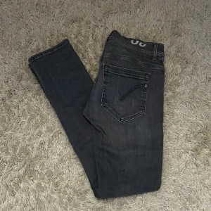 Grå Dondup George - Tja säljer ett par riktigt snygga Dondup jeans i modellen George. Storlek W30 men passar även W29. Nypris 3199kr. Ifall ni undrar över något är de bara att höra av sig. Längd: 103cm, Midja: 38