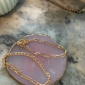 Guldiga armband - Säljer två guldiga armband💕