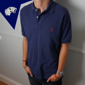 RALPH LAUREN PIKE - Ralph Lauren piké | Skick: 8.5/10 | Strl: Passar L | Modellen är 182 cm | Hör av dig om du undrar någonting!