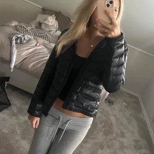 Svart dunjacka - Säljer en svart, lätt och smidig dunjacka från Andersson & Schäfer. Jackan har quiltad design, dragkedja framtill och en klassisk passform som sitter snyggt på kroppen. Perfekt för kyliga dagar och enkel att matcha med olika outfits.💞💞