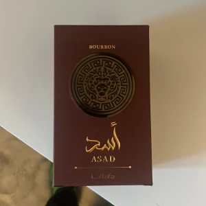 Lattafa parfym - Lattafa Asad Bourbon med ~65ml kvar. Säljer den för att jag har tröttnat på den. Söker helst byten, kolla min parfym för kombinerade byten eller deals!! Nypris 300kr