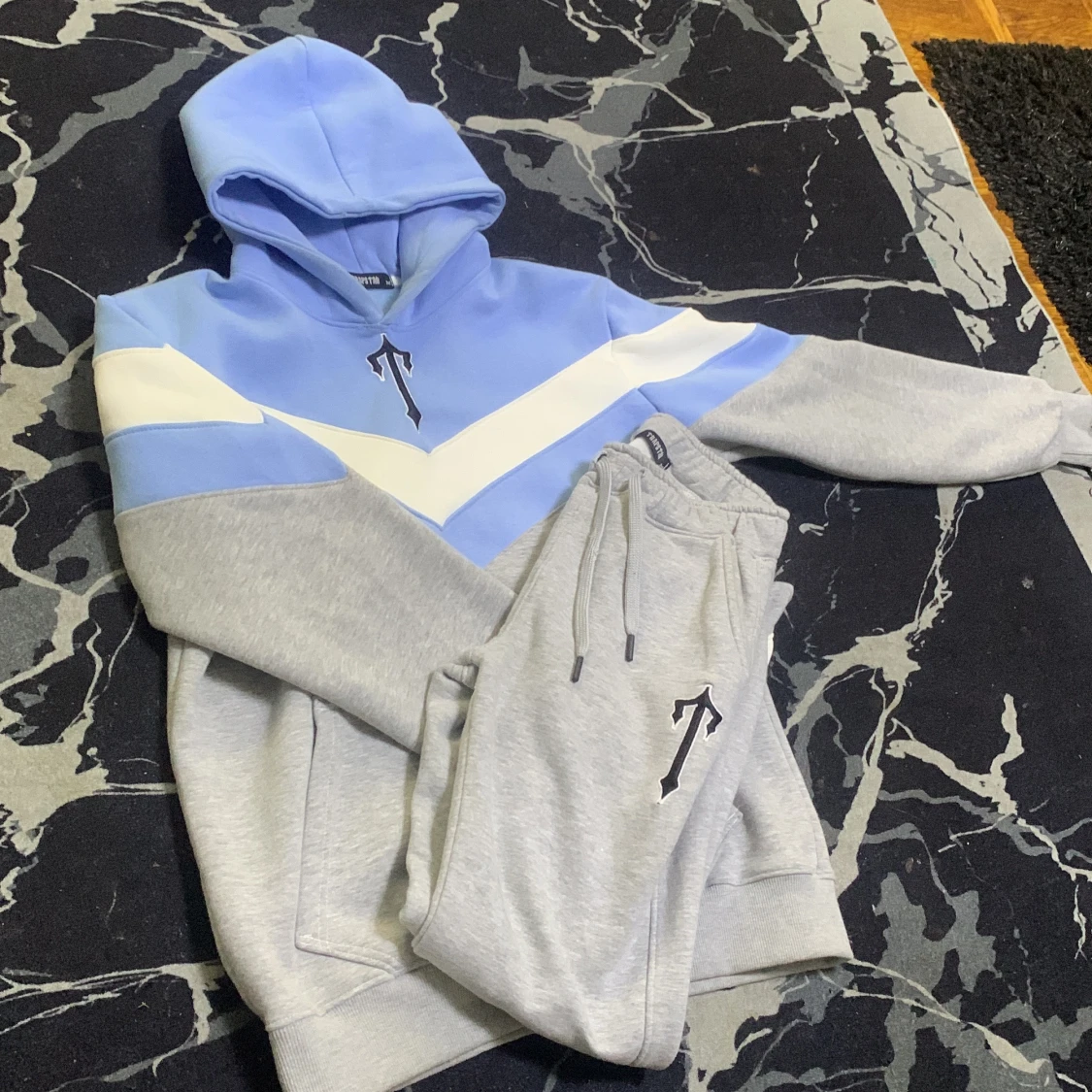 Blå och grå hoodie från Trapstar