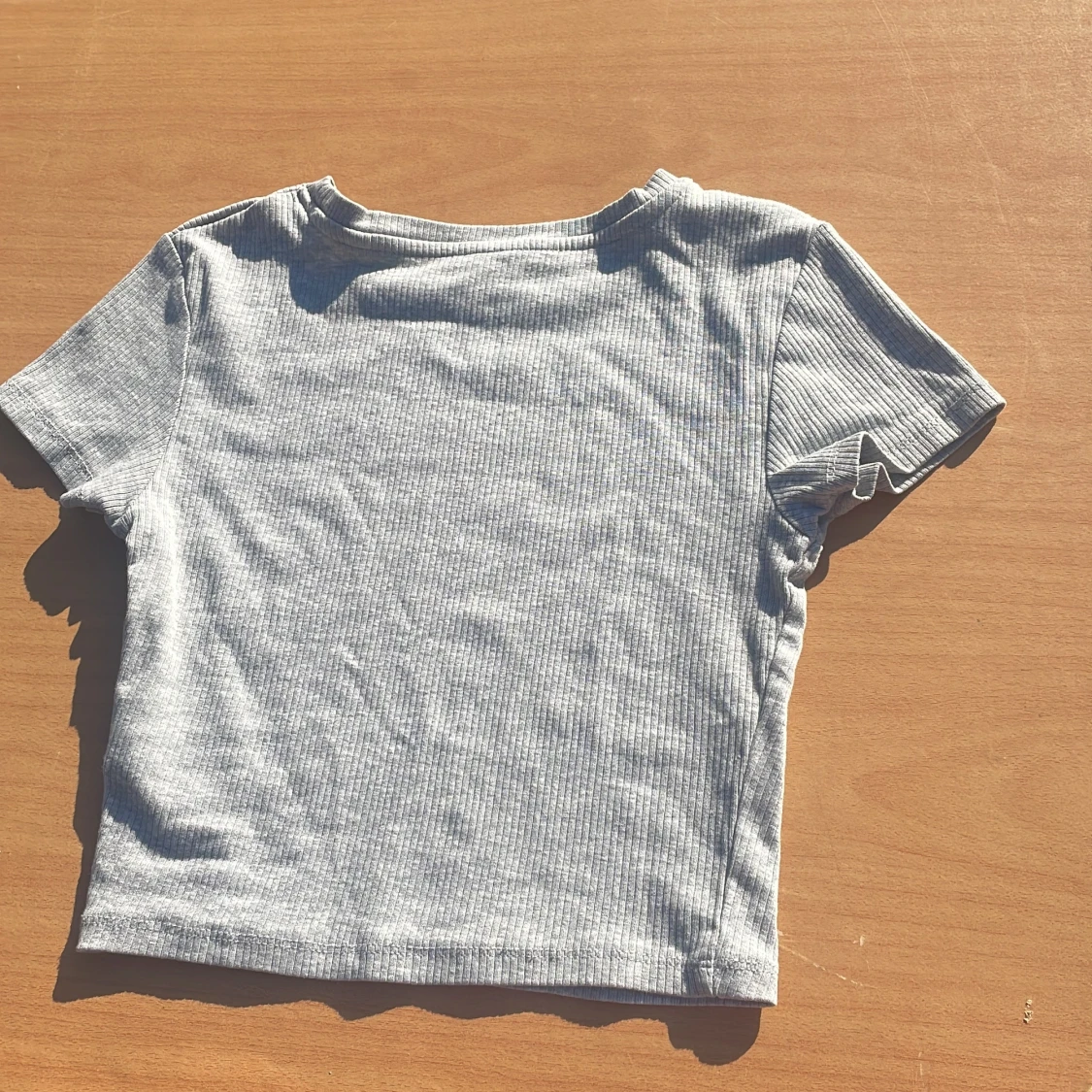 Ljusgrå ribbad t-shirt - 1