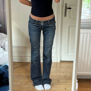 Levis vintage Lågmidjade jeans - Supersnygga vintage Lågmidjade jeans från Levi’s. Fint skick, säljer då jag aldrig använder dem längre💕 det står ingen storlek men skulle säga xs. Jag är 164cm och brukar ha xs💕                                Innerbenslängd: ca 77cm                                                   Midjemått tvärs över: ca 37cm