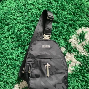 Trapstar Sling Bag - Säljer en sling bag från trapstar som jag köpte från no sauce the plug för ca 2 år sedan. Har ej kvar kvittot men skickar gärna bilder på väskan ifall det är nåt ni vill se.