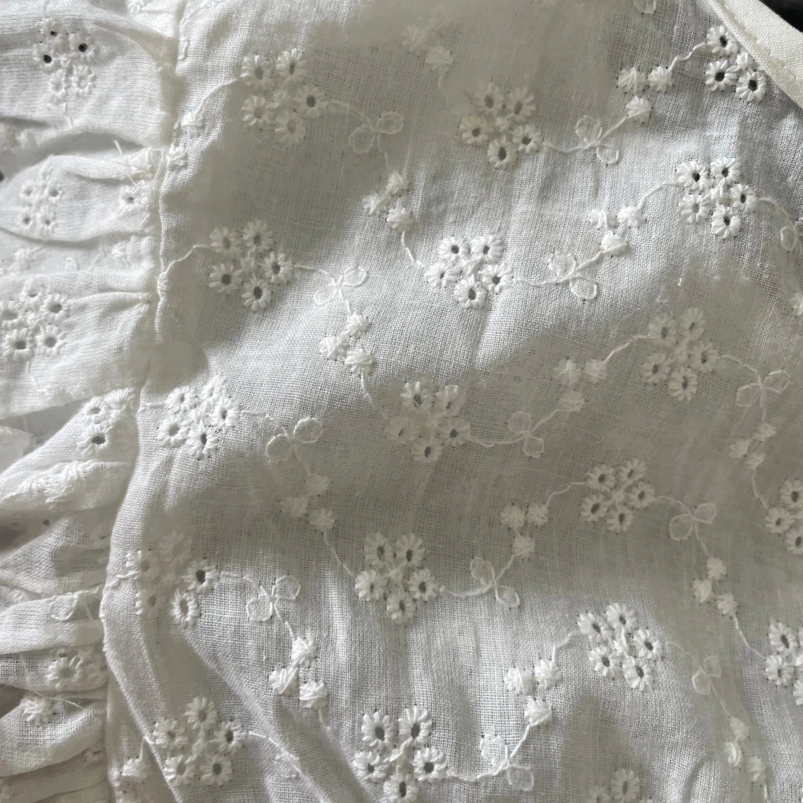 Vit blus med broderade volangärmar - 2