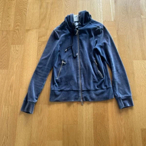 Limitato hoodie - En schysst Limitato hoodie men färgen börjar blekna lite