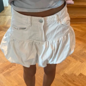Vit jeanskjol med volang från Zara🤍 - Supersöt vit kortkjol från Zara som inte längre säljs, i jeansmaterial med volang nedtill. Kjolen har fickor och knapp framtill. Använts två gånger, defektfri! Så så snygg! 😍😍