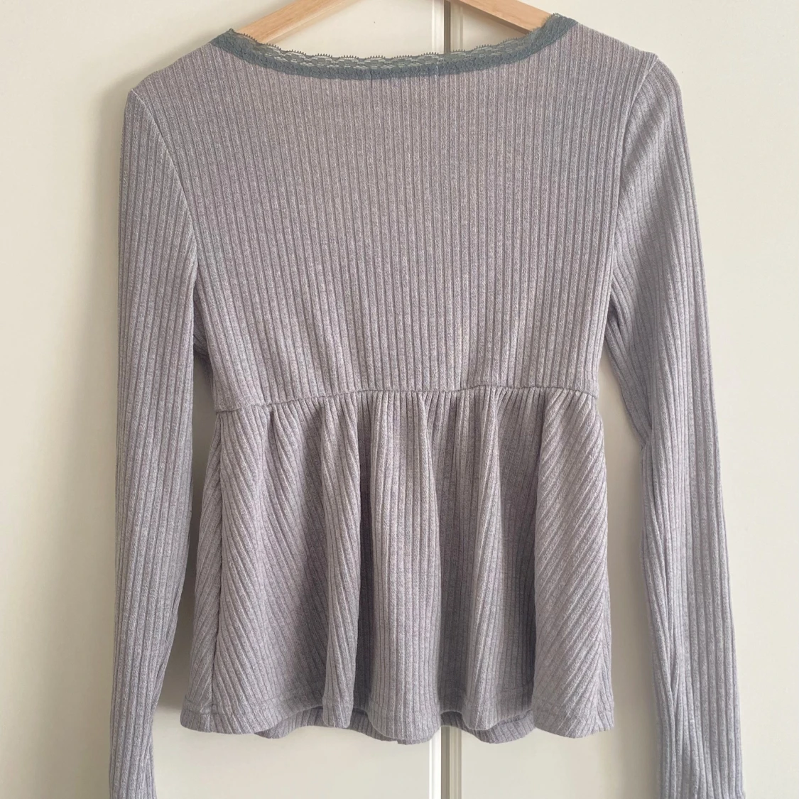 Ljusgrå ribbad blus från Romwe - 3