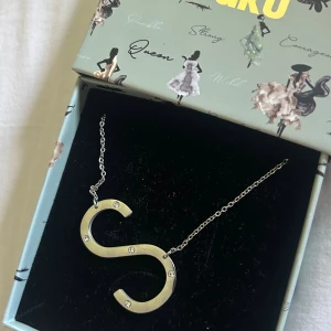 Halsband med bokstaven S - S-halsband från ioaku. Använd 3 gånger och säljer pga att ja inte använder den!💓