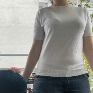 Vit stickad kortärmad topp - Säljer en vit stickad kortärmad tröja som inte kommer till användning längre! 💓