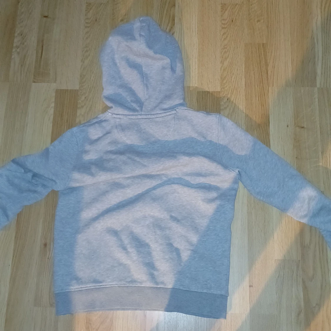 Grå hoodie från GANT med tryck - 2