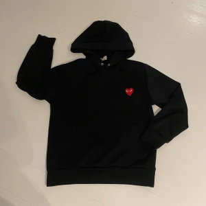 CDG hoodie  - Comme des garçon hoodie - svart - mycket fint skick! - storlek M men är lite mindre, passar S - sjukt fet och populär hoodie! - hör av er vid fler frågor! 