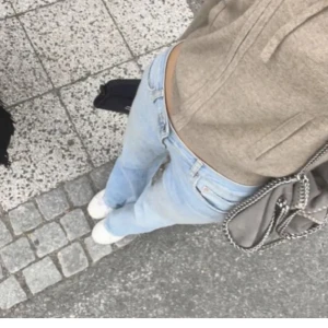 Ljusblp Jenas - Säljer dess super snygga jeans som är lågmidjade oc bootcut❤️