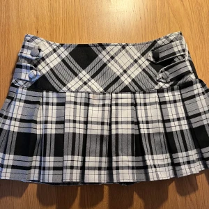 Svartvit rutig minikjol - Superfin svartvit rutig minikjol! Köpte sekond hand, kjolen har en liten fläck på framsidan men det går bort i tvätt. Säljer pågrund av att den är för stor för mig. Storlek M. 