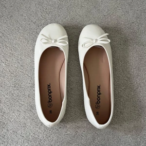 Vita ballerinaskor - Vita ballerinaskor från bonprix☺️💞helt nya