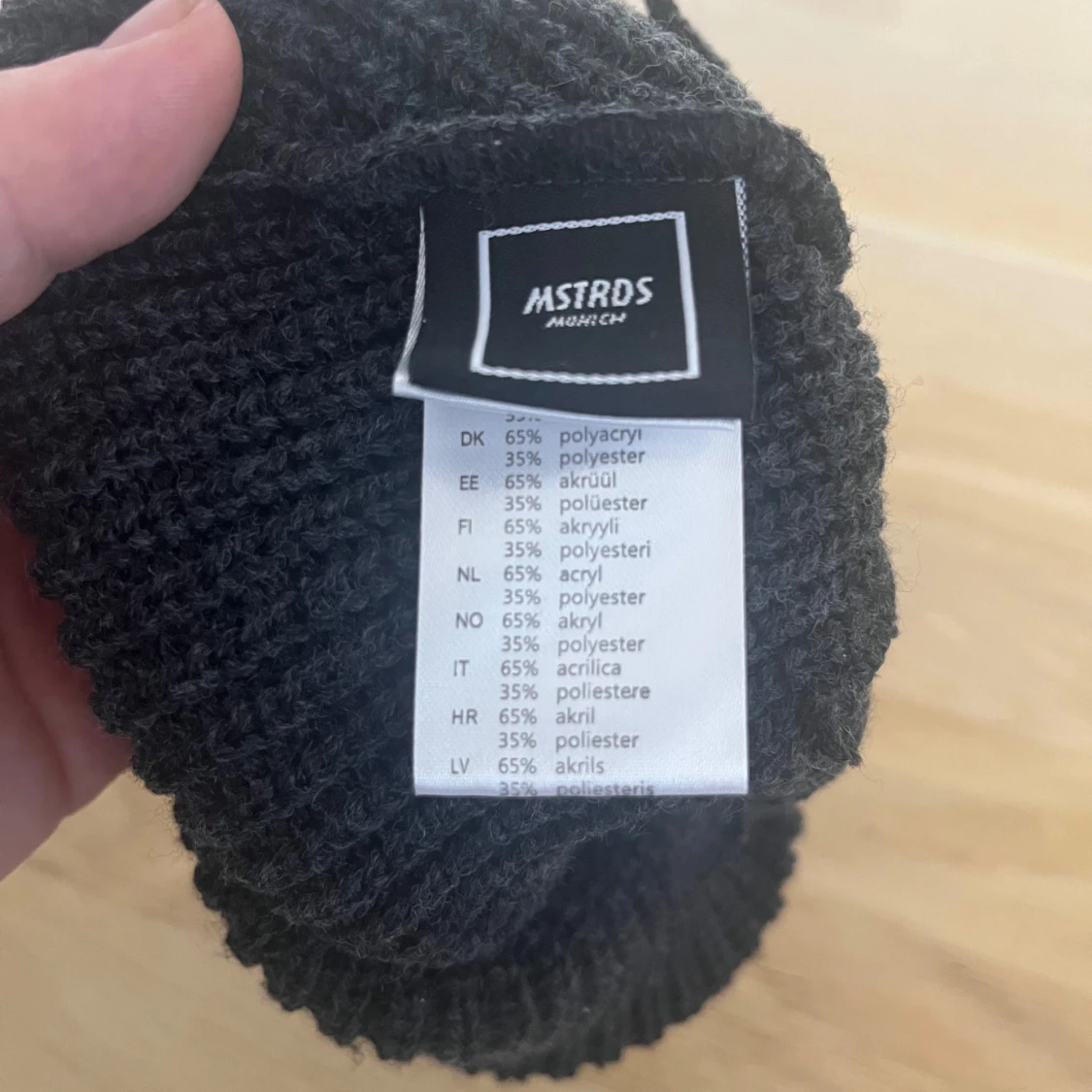 Svart ribbstickad mössa från MSTRDS - 2