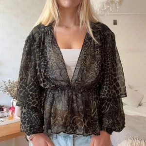 Tröja/kofta  - Kofta med volanger. 