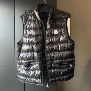 Moncler GUI - Moncler GUI väst i size 2. Mitt pris: 2000kr