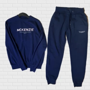 Blå Träningsett - Bekväm Mzkenzie tracksuit, Både tröjan och byxan är i bra skick, Inga skador/slitage, Storlek M, PRIS KAN DISKUTERAS 