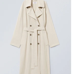 Beige trenchcoat från Weekday - Snygg beige trenchcoat i linne från Weekday med knytskärp i midjan och knappar framtill. Den är i bra skick, nypris 1250kr och säljer för 350🥰