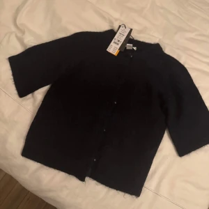 marinblå kofta  - marinblå mysig kofta från Gina tricot. Enkel och stilren design som passar till det mesta.