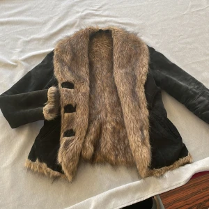 Pälsjacka i mocha - Säljer nu en klockren och stilig jacka från Holloway. Storlek L men sitter som M. Nypris: 1999 Mitt pris: 799