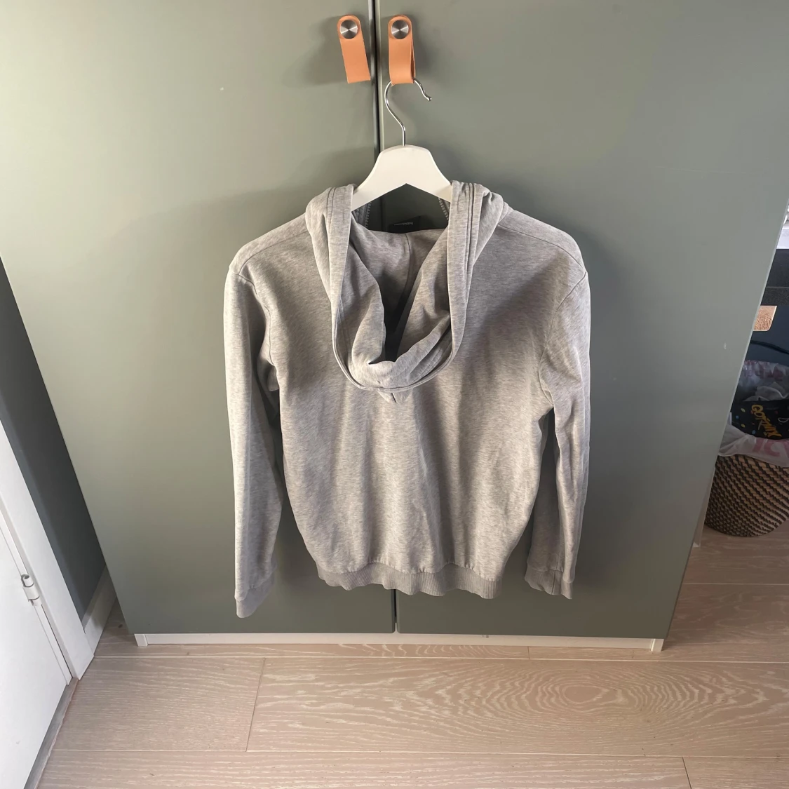 Grå hoodie från Peak Performance - 2