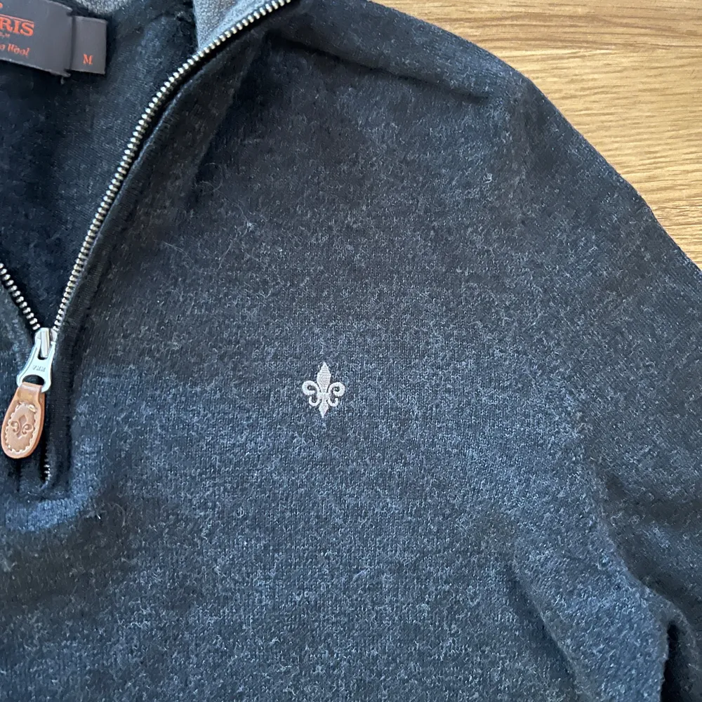 Säljer en stilren svart tröja från Morris i 100% merinoull. Tröjan har en dragkedja vid halsen och ett diskret broderat emblem på bröstet. Perfekt för kyligare dagar. Storlek M/ Passar S. Neuletakit & Villapaidat.