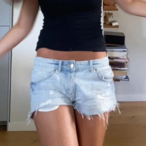 Shorts - Snygga ljusblå shorts som tyvärr numera är för stora. Några fläckar, går kanske borg i tvätten. Har ej försökt få bort de. Hör av dig vid fler frågor😇