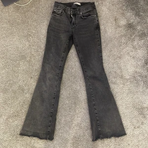 Gråa bootcut jeans från Ginatricot - Snygga gråa bootcut jeans. Upspräta längst ned 
