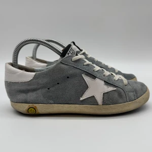 GOLDEN GOOSE - Golden Goose sneakers - Skick: 8,5/10 - Tillbehör: Enbart skorna - Storlek 37  - Nypris: runt 6000kr - deluxecloset