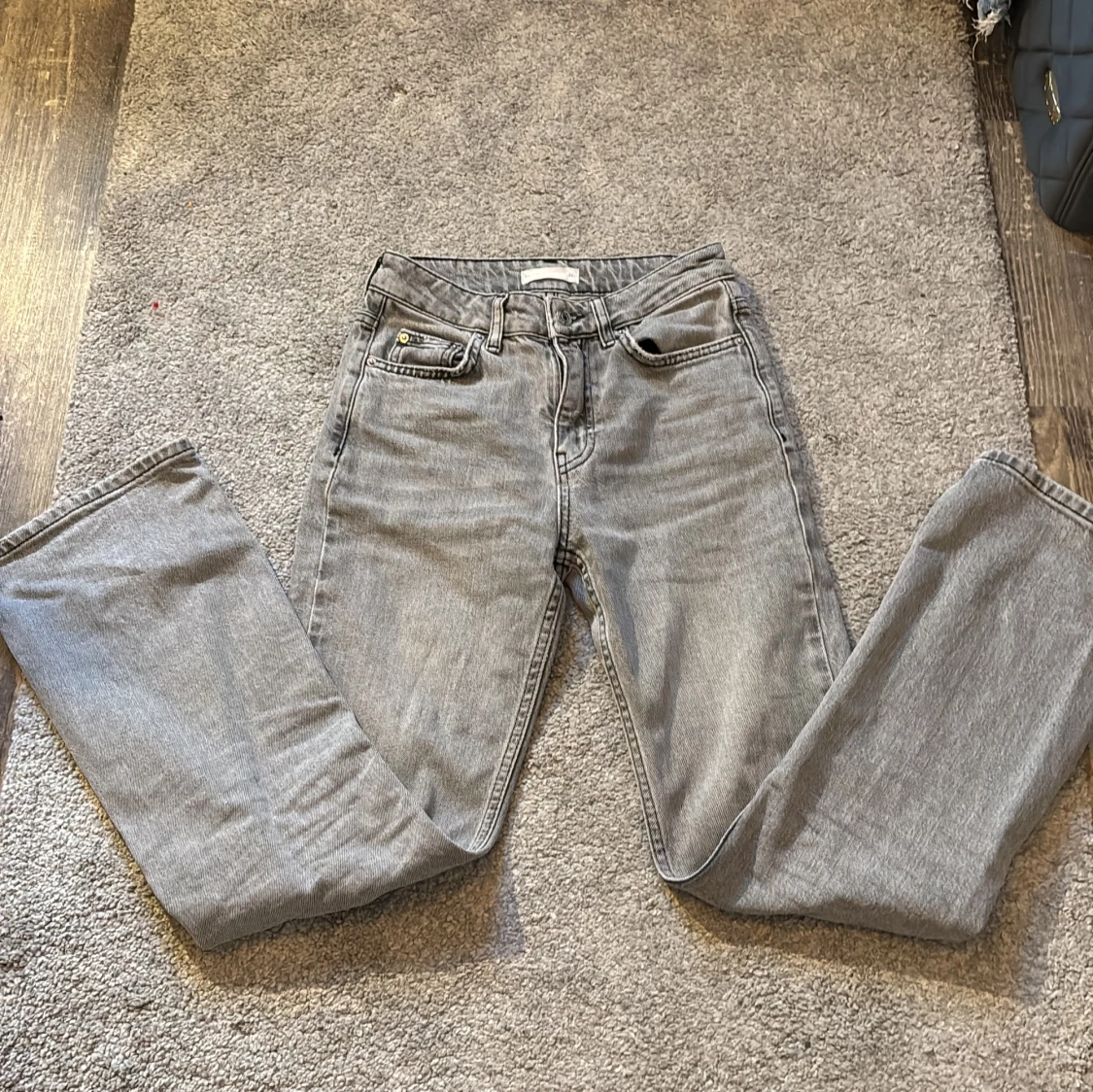 Grå bootcut jeans Gina tricot