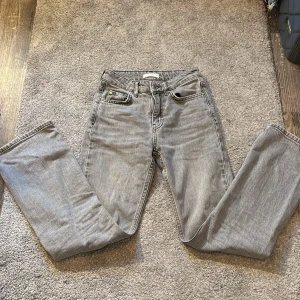 Grå bootcut jeans Gina tricot - Snygga grå bootcut jeans med klassisk femficksdesign och knappgylf. Använda fåtal gånger❤️