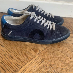 Oliver Cabell marine blue low 1 i mocka - Snygga mörkblå sneakers i mocka från oliver cabell med gråa snören. Skorna har en mörkblå sula. Modellen är low 1.