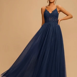 Balklänning - Säljer nu min gamla balklänning från 9an. Använd 1 gång och är i jättebra skick! Nypris: 2000kr💗