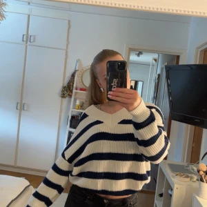 Stickad tröja - En v ringad snygg och elegant stickad tröja som passar alla tillfällen. Går att både klä upp och ner. Mycket sparsamt använd och därav i fint skick! Är i storlek L men jag har S i vanliga fall, så om ni önskar passformen som på bilden skulle jag säga  att den är i storlek S! 🩷Skriv privat för fler frågor.💕💕