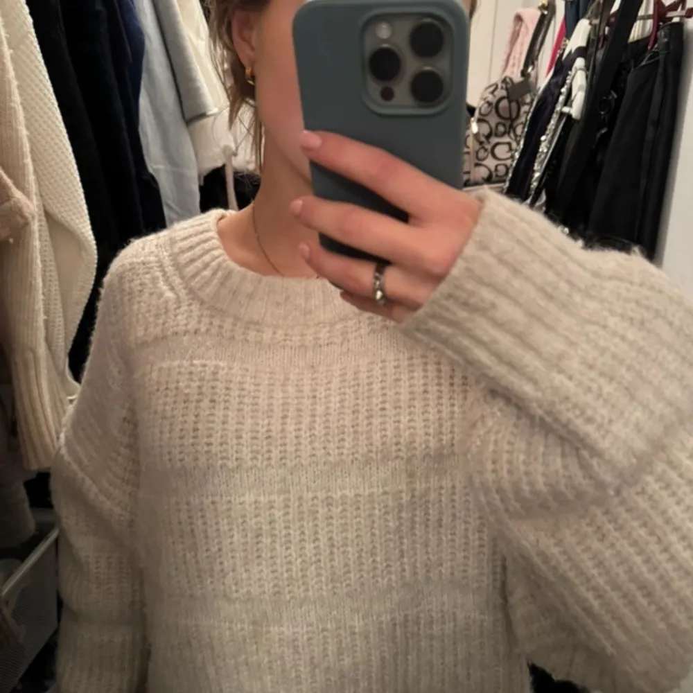 Jätte fin tjocktröja från weekday i storlek S, första bilderna från förra ägaren🥰fint skick och ganska efterfrågad. Neuletakit & Villapaidat.