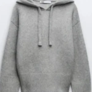 Grå stickad hoodie - Jag säljer min gråa stickad hoodie från Zara. Använd ett fåtal gånger och är o bra skick. Storlek S och säljer för att jag vuxit ur den💕pris går att diskutera 