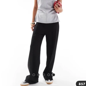 Svarta Pull&Bear kostymbyxor - Skiiitsnygga kostymbyxor från Pull&Bear Petite, men storlek 40. Säljer då returtiden har passerat och köpte 2 storlekar, oanvänd med prislapp kvar.. Köpt för 369kr, säljer för 299kr😋