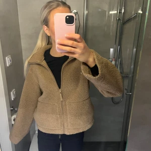 Teddy kofta från H&M - Sjuk snygg och populär kofta från hm. Passar mig som normalt har S och är 175cm.